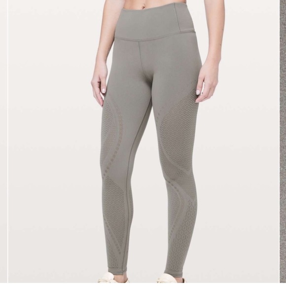 lululemon athletica Pants - Lululemon Reveal Tight *Mindful Motion in Carbon Dust. Women’s size 8
